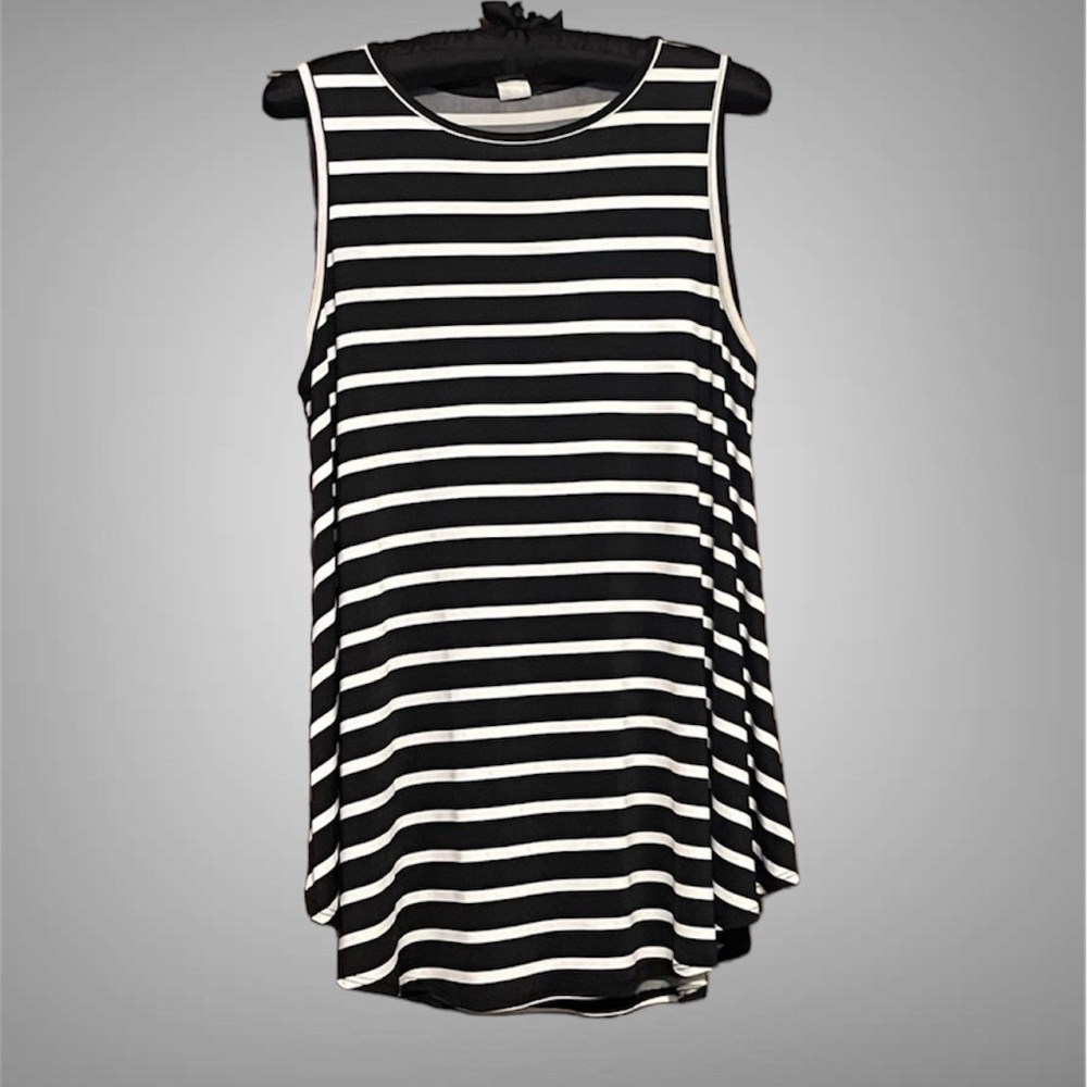 BELLAMIE BLACK AND WHITE STRIPED SLEEVELESS TOP/SWIMSUIT COVERUP SIZE MEDIUM
